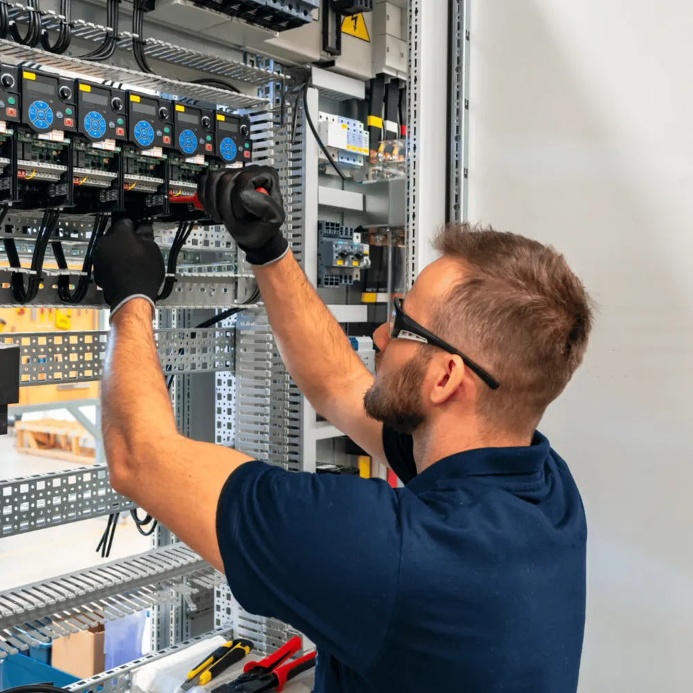 Elektriker arbeitet an einem Schaltschrank