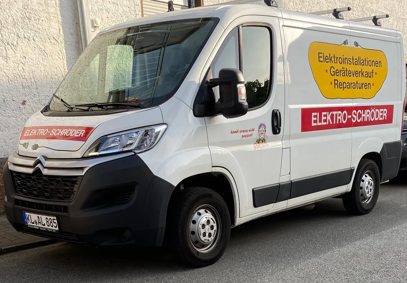 Firmenwagen von Elektro Schröder mit der Aufschrift Elektroinstallationen, Geräteverkauf, Reparaturen